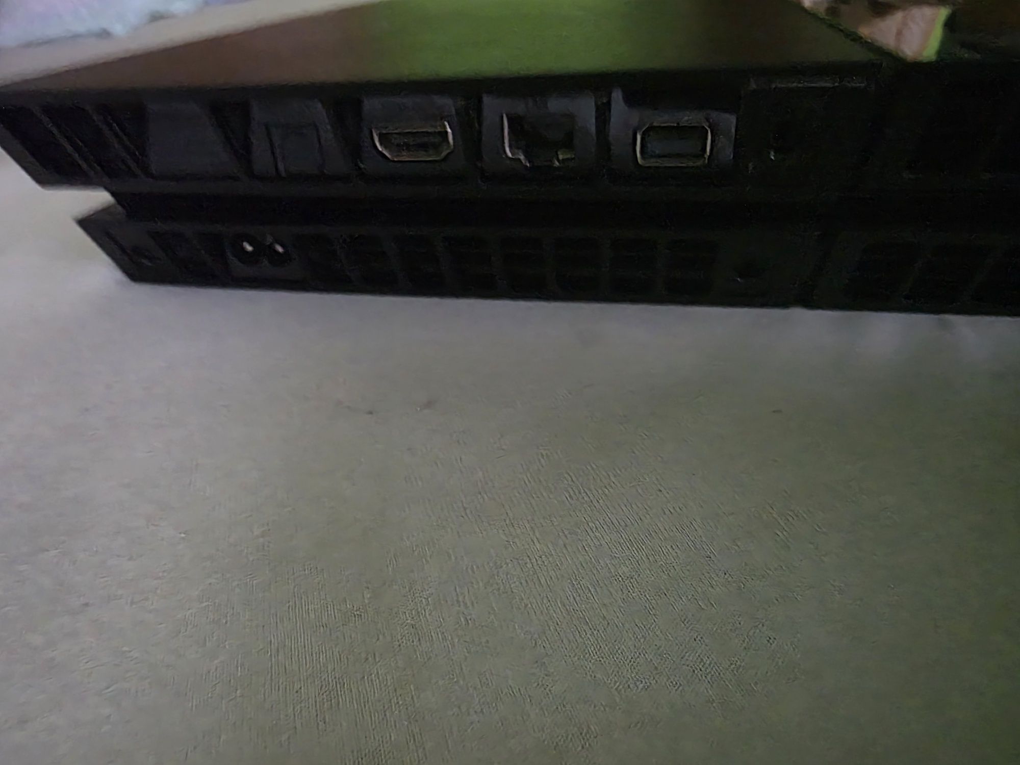 Sprzedam ps4 z uszkodzonym czytnikiem płyt