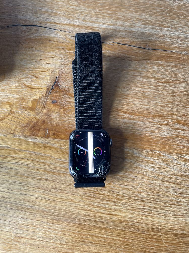 Apple watch SE 44 Uszkodzony