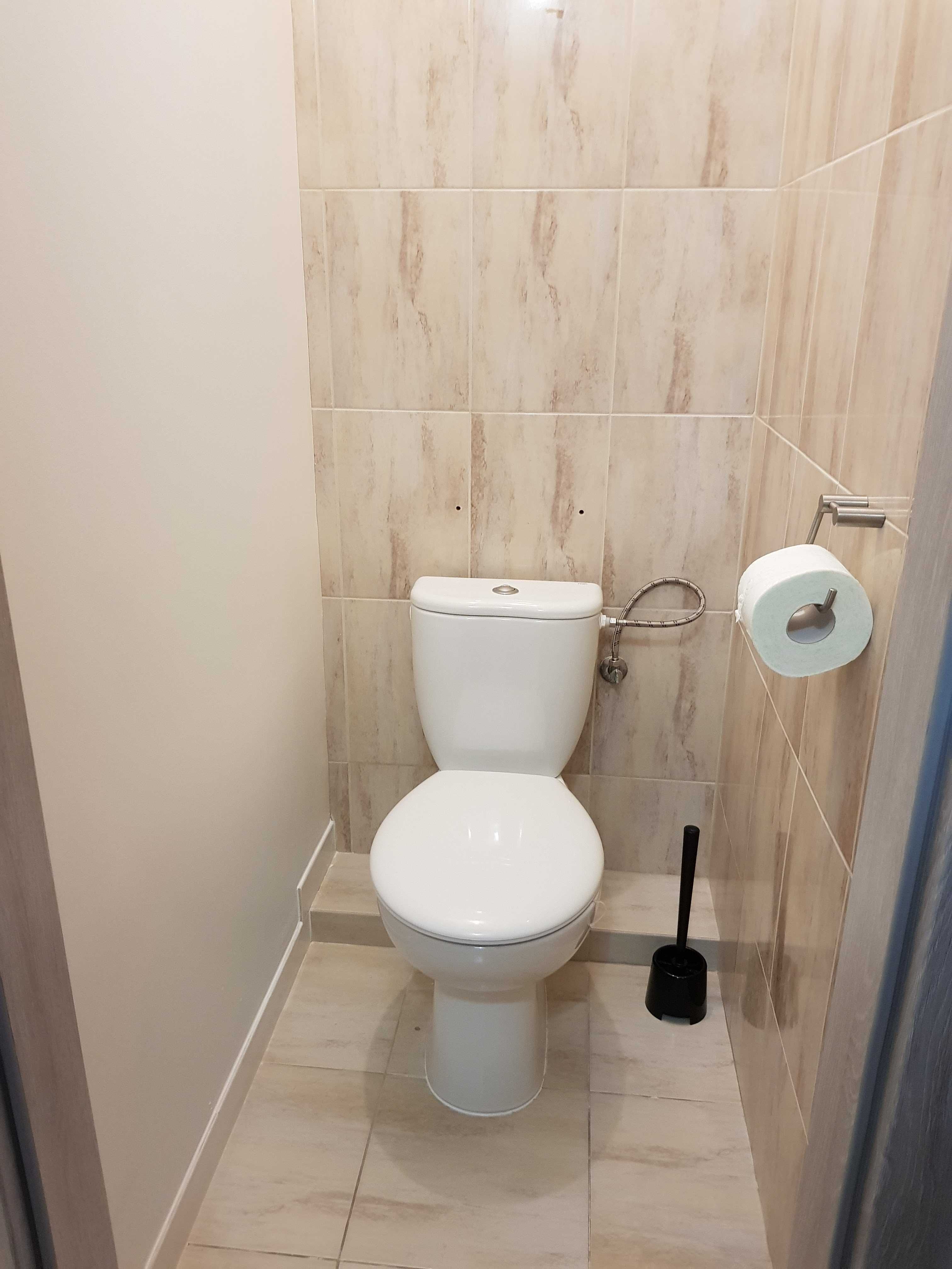 Pokój nr 2 w domu przy ul. Słowiczej z pięknym ogrodem.