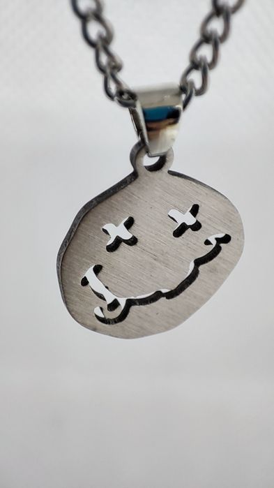 Colar Nirvana Smiley Face NOVO