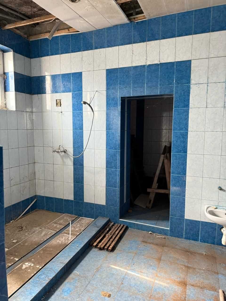 Нежитлова будівля, центр