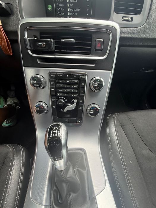 Volvo V60 2.0 D2 R-Design — foto 6