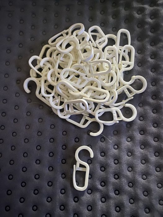 Haczyki plastkiowe do firanek 44 sztuki