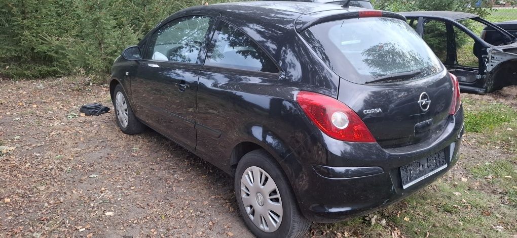 Corsa D  3drzwi 1.2 bezyna z klima cały na cześci