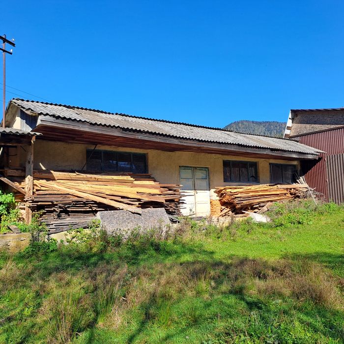 Продам комерційне приміщення на 20 сотках