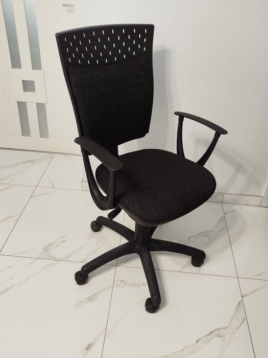 Офісне крісло Nowy Styl Stillo 10 GTP18,офисное кресло, комп'ютерне