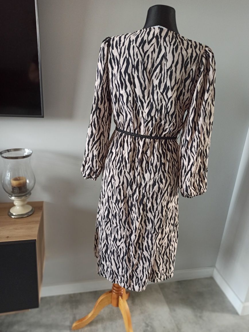 Kopertowa sukienka Reserved w motyw zwierzęcy tygrysie pasy XL