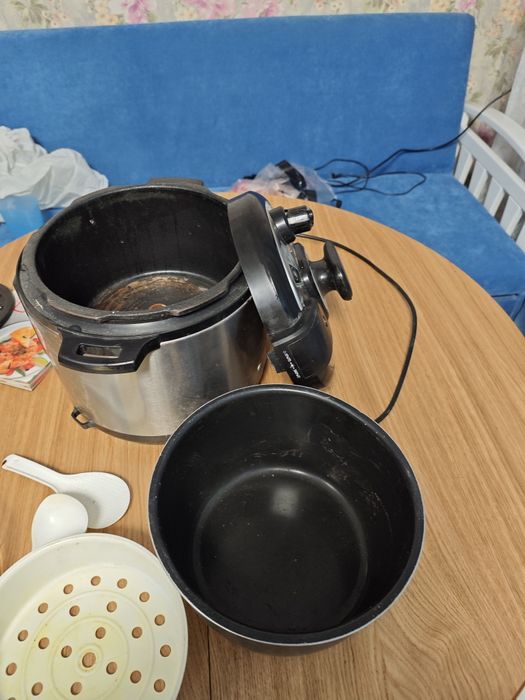 Мультиварка б/в з аксесуарами і рецептами.