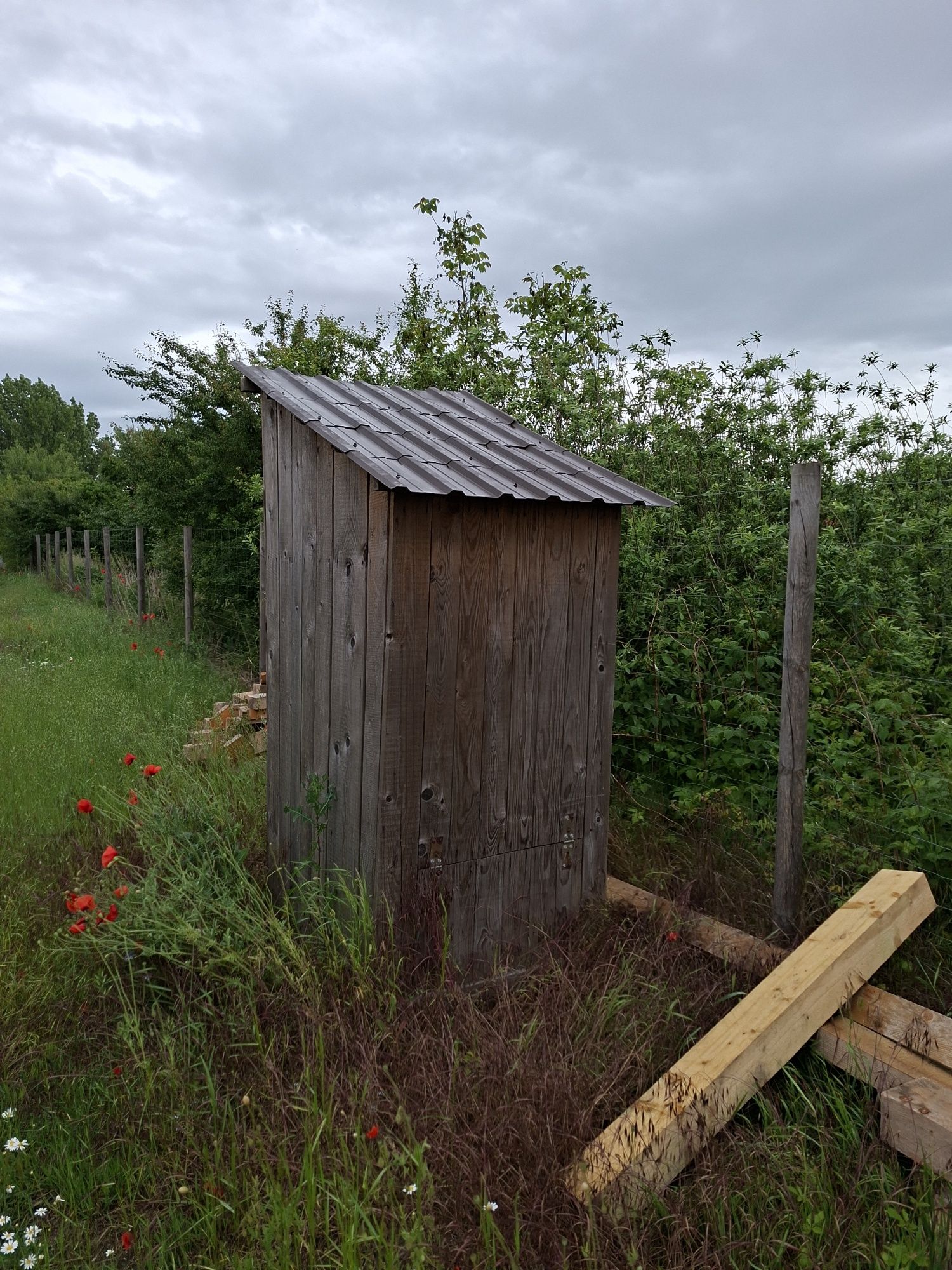 WC drewniane w dobrym stanie