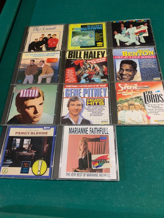 Cds de música anos 60 e 80.