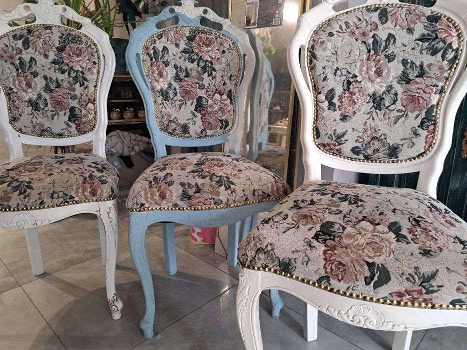 Krzesła  i pufy styl ludwikowski. Cena dotyczy caloaci