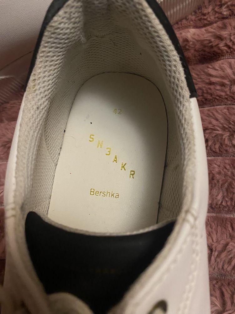 Bershka  Хороші сліпони