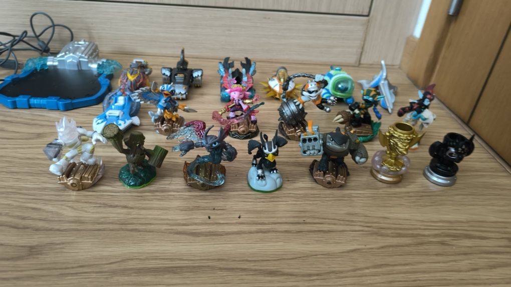 19 Skylanders + Base