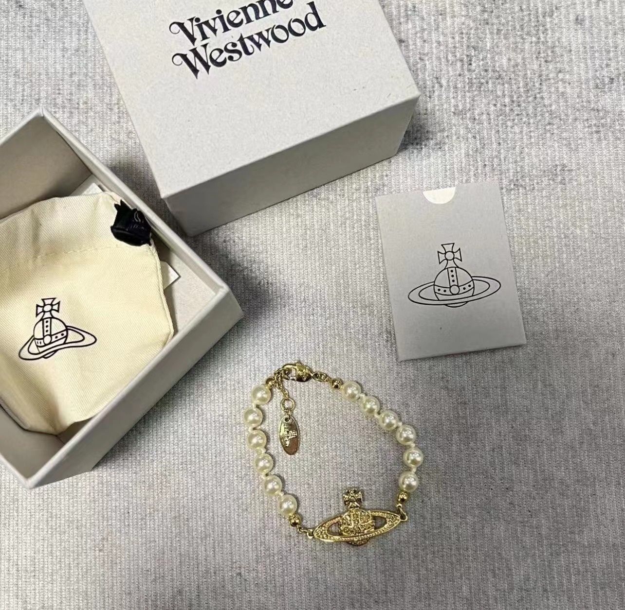 Bransoletka z pereł Vivienne Westwood w formie płaskorzeźby