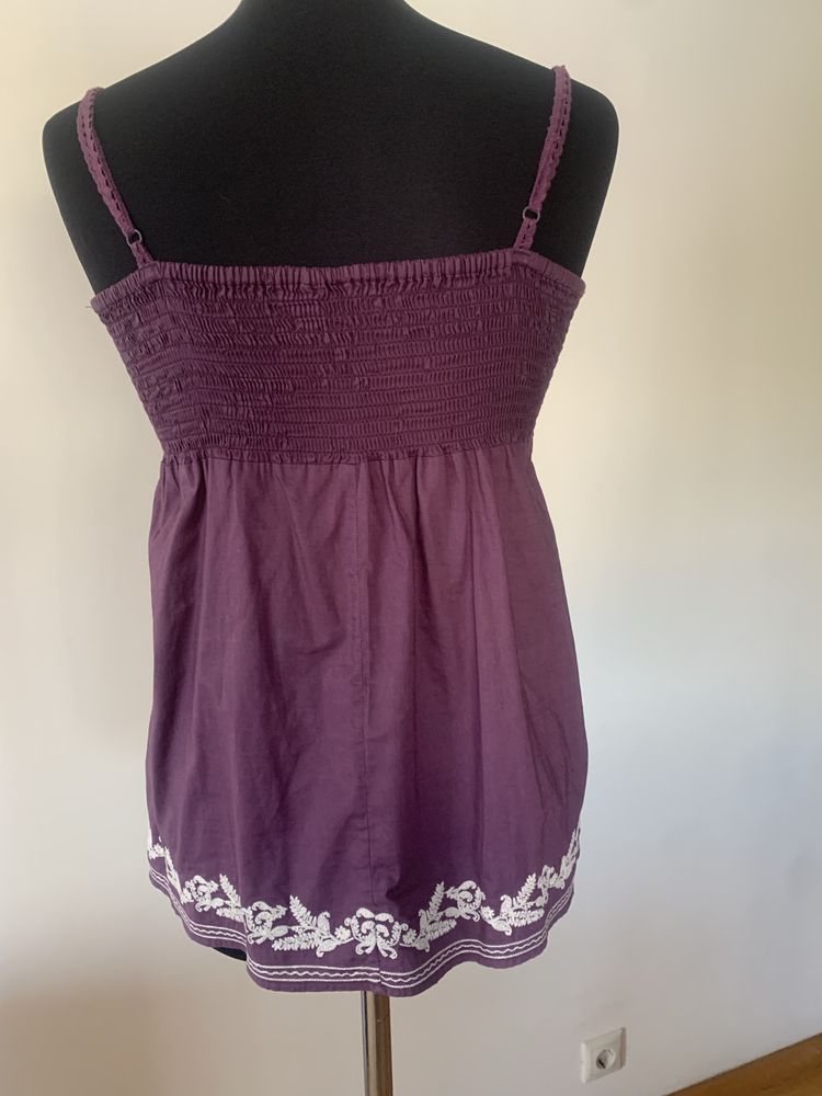 Blusa de alças com bordados