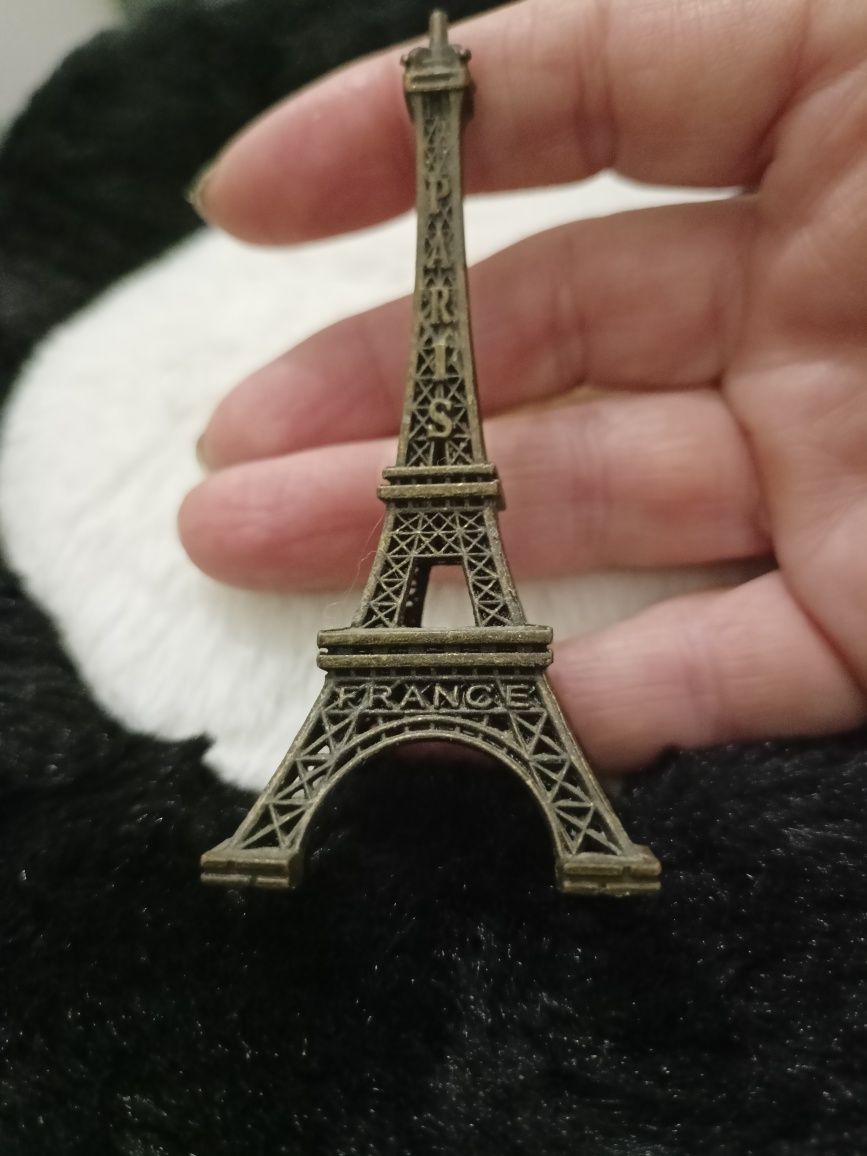 Figurka mosiezna przywieziona prosto z Paryza