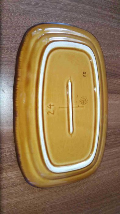 Zestaw ceramicznych talerzy obiadowych deserowe i tace brązowe falbany