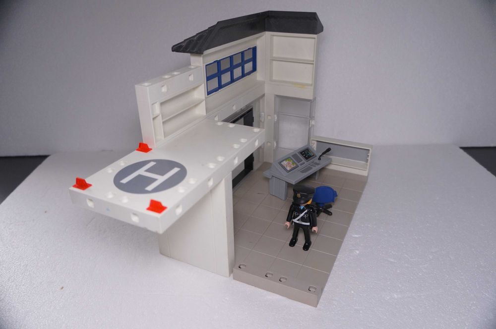 Playmobile 922 Komisariat policji z lotniskiem na Helikopter Playmobil