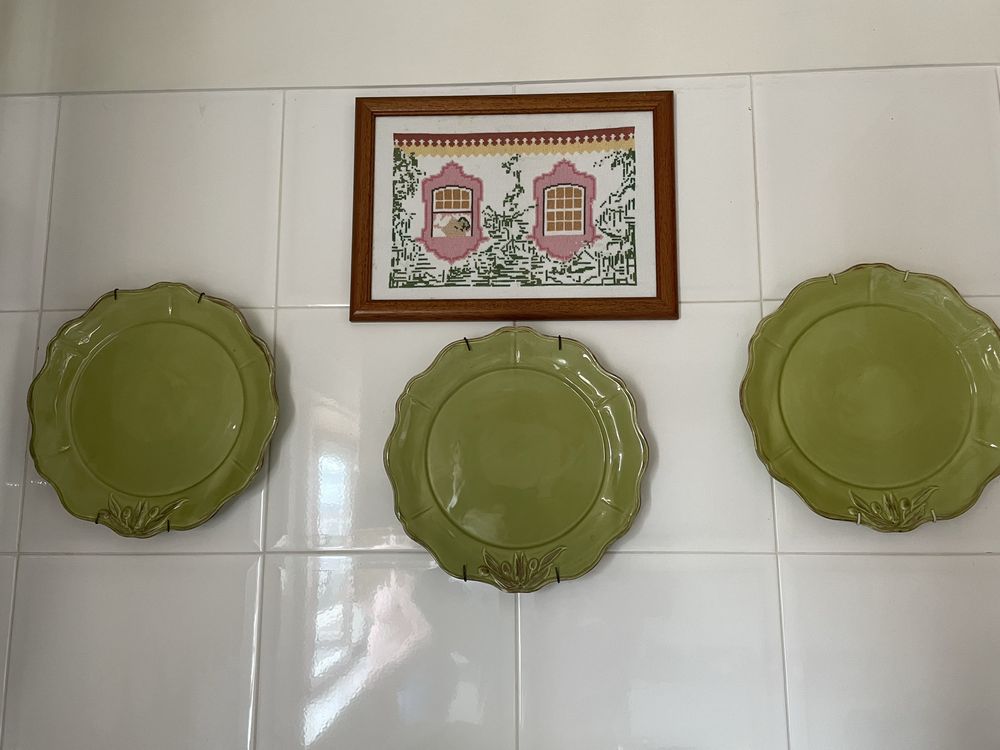 Conjunto de 3 pratos decorativos em cerâmica  francesa