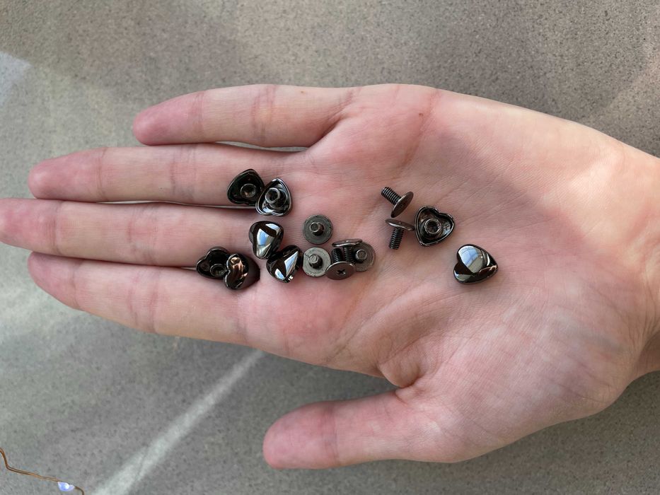 Małe czarne nity cwieki ozdobne wkręcane serca