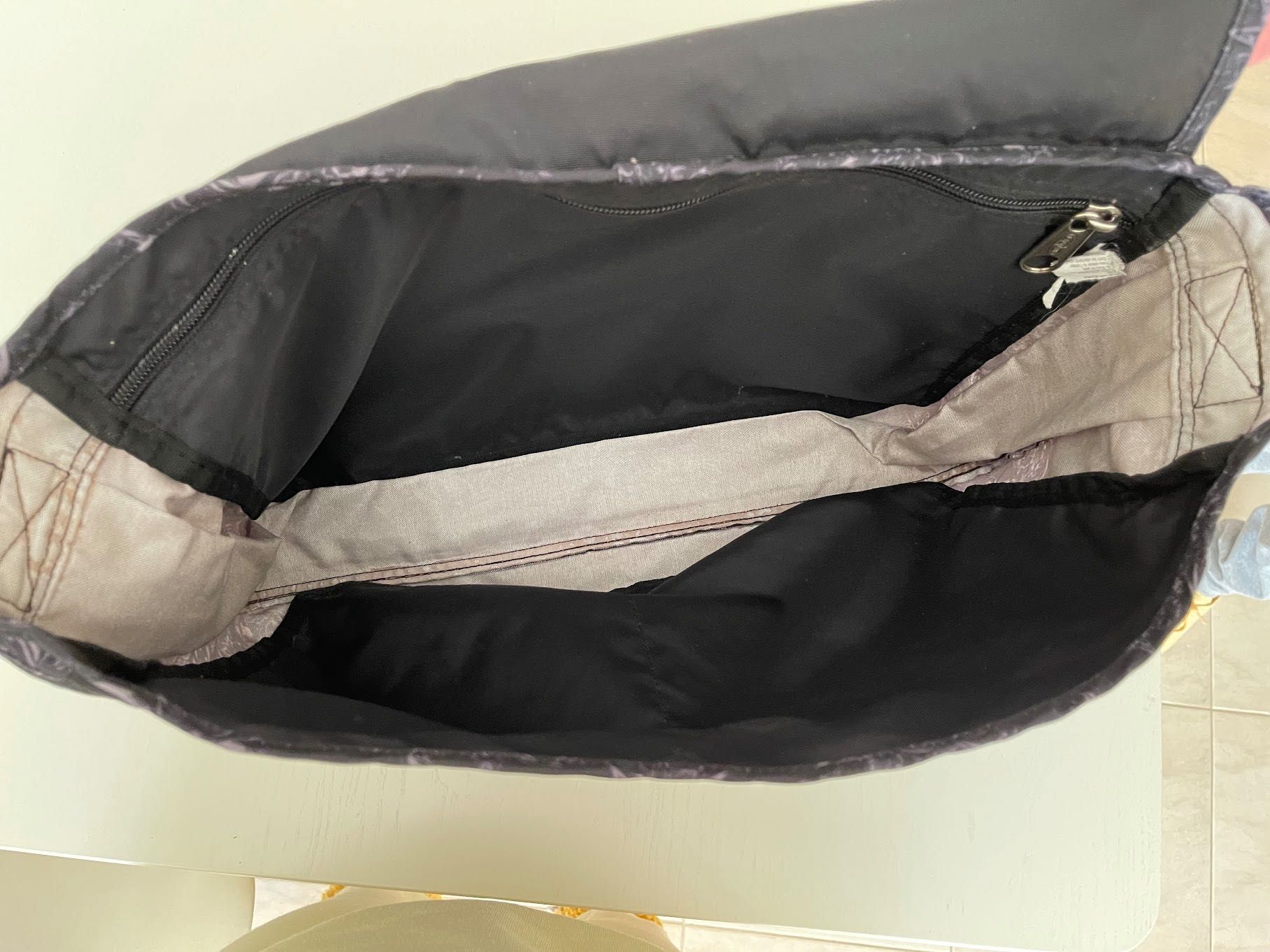Mala a tiracolo com padrão Eastpak