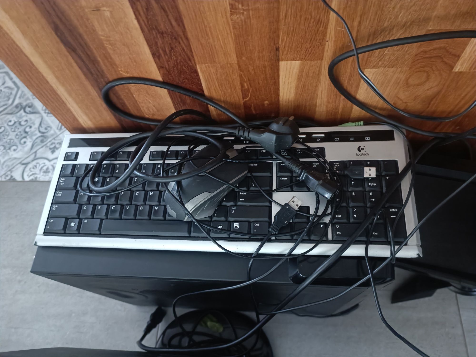 Komputer stacjonarny dwa monitory głośniczki klawiatura myszka