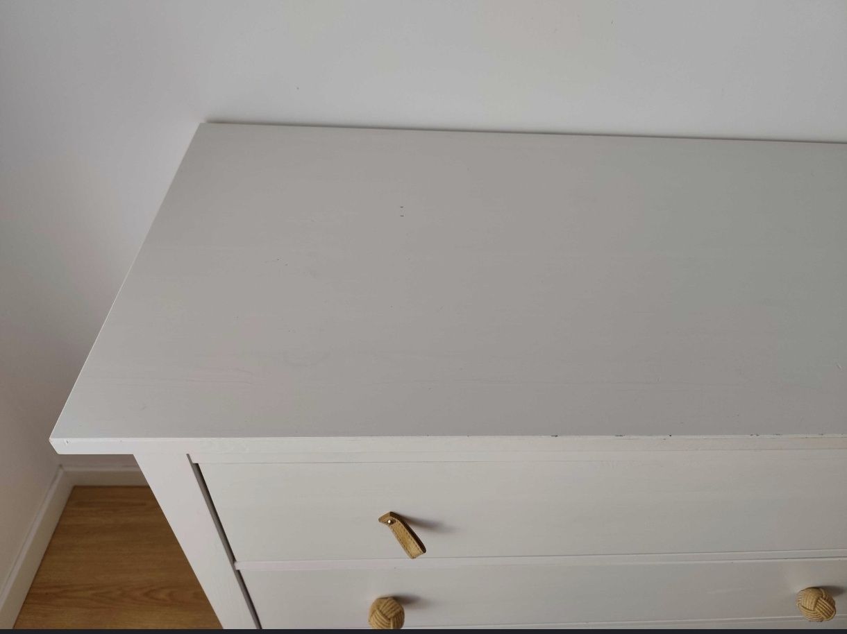 Cómoda IKEA HEMNES com 3 gavetas e 6 puxadores.