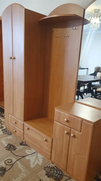 Шафа в передпокій, дзеркало