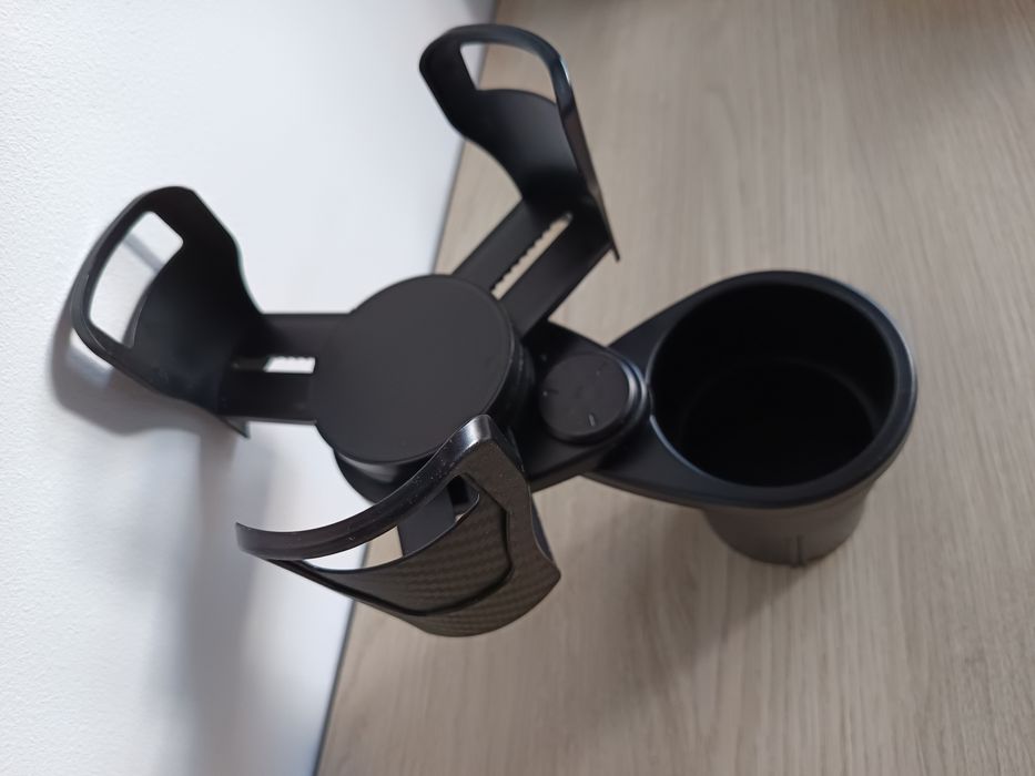 Uchwyt samochodowy na kubek