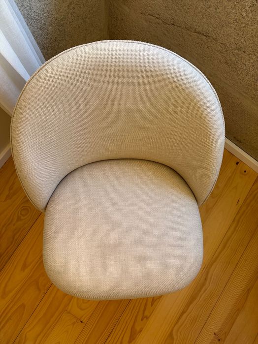 Poltrona em tecido bege, como nova