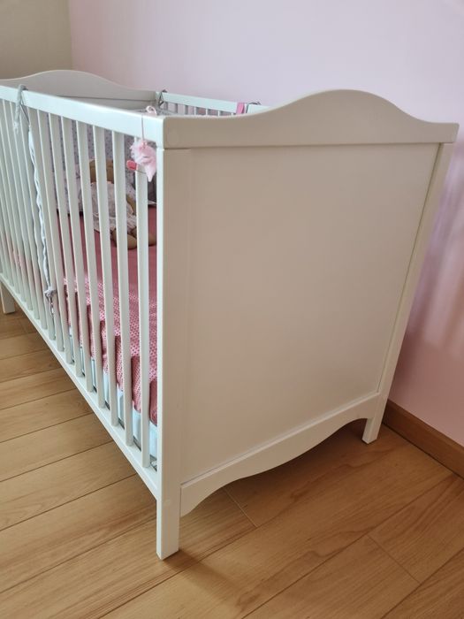 Cama com trocador e muda fraldas Ikea