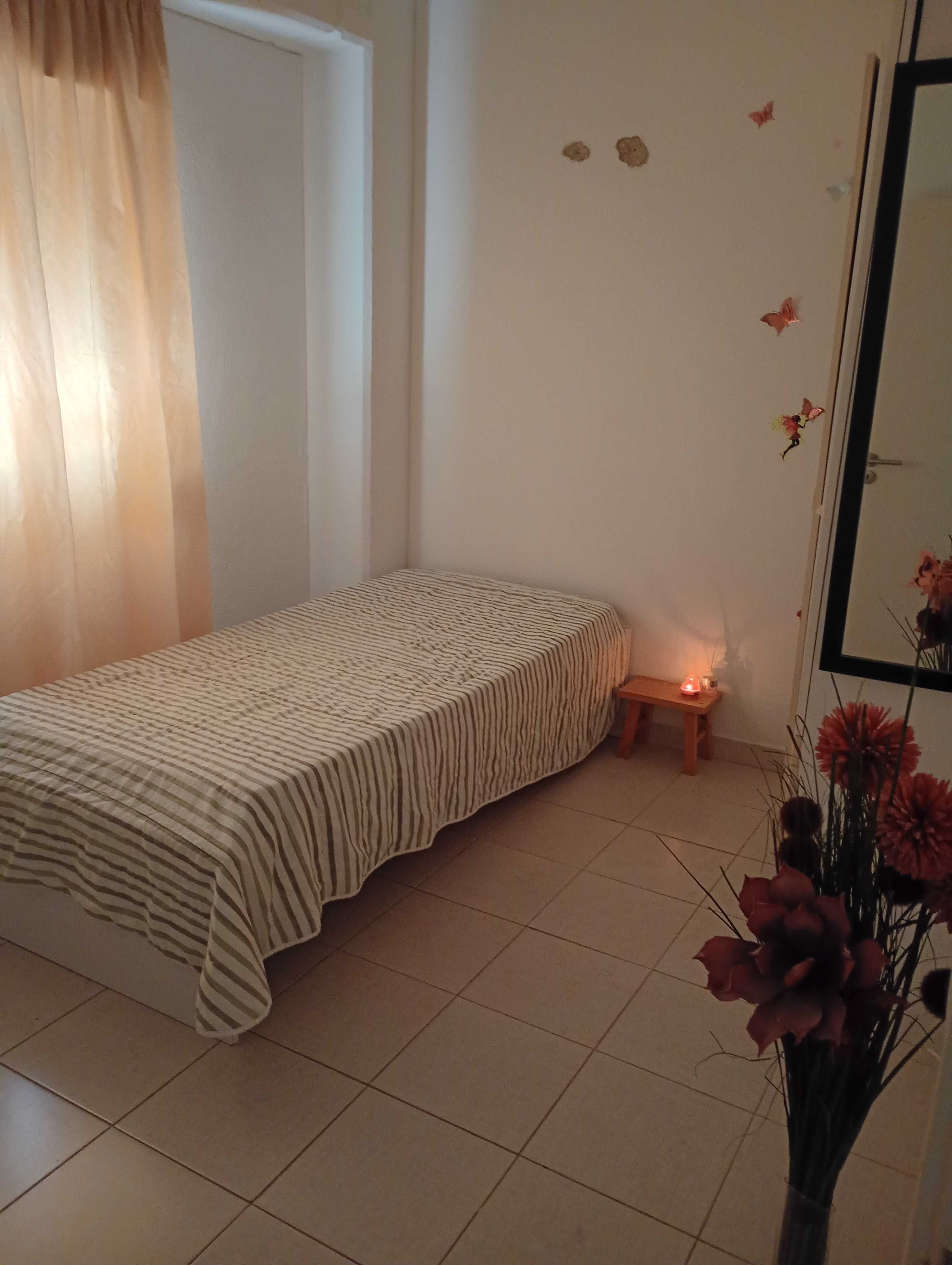 Quarto alugar moita