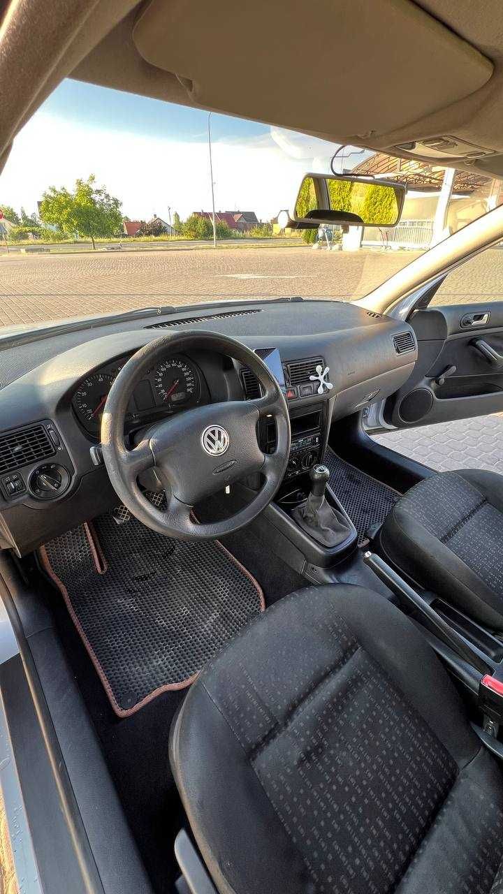 Автомобіль Volkswagen Golf Var. 1,6 Basic 77kw