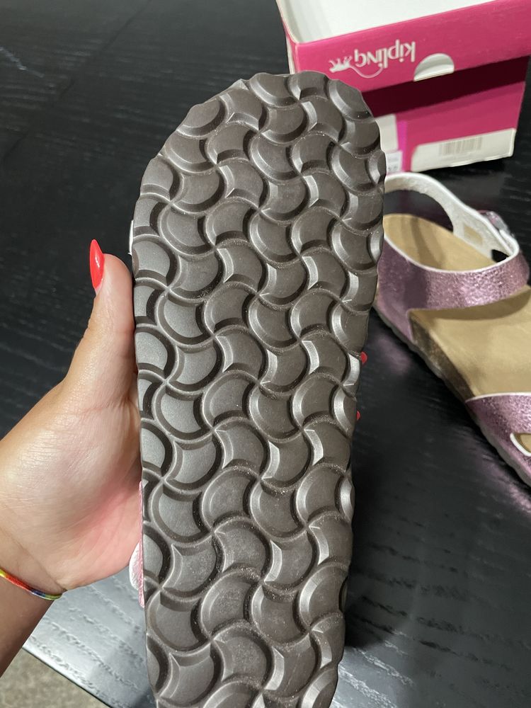 2 pares Sandalias NOVAS com CAIXA