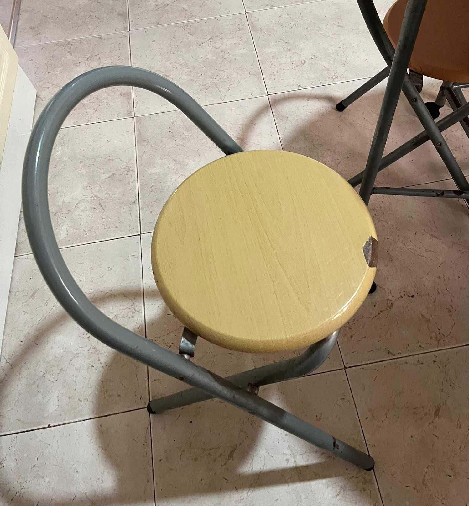 Mesa com rodas e arrumação mais quatro bancos