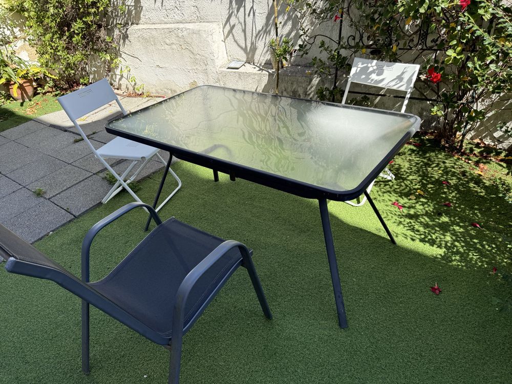 Mesa e cadeiras de jardim, bonitas e práticas, em muito bom estado