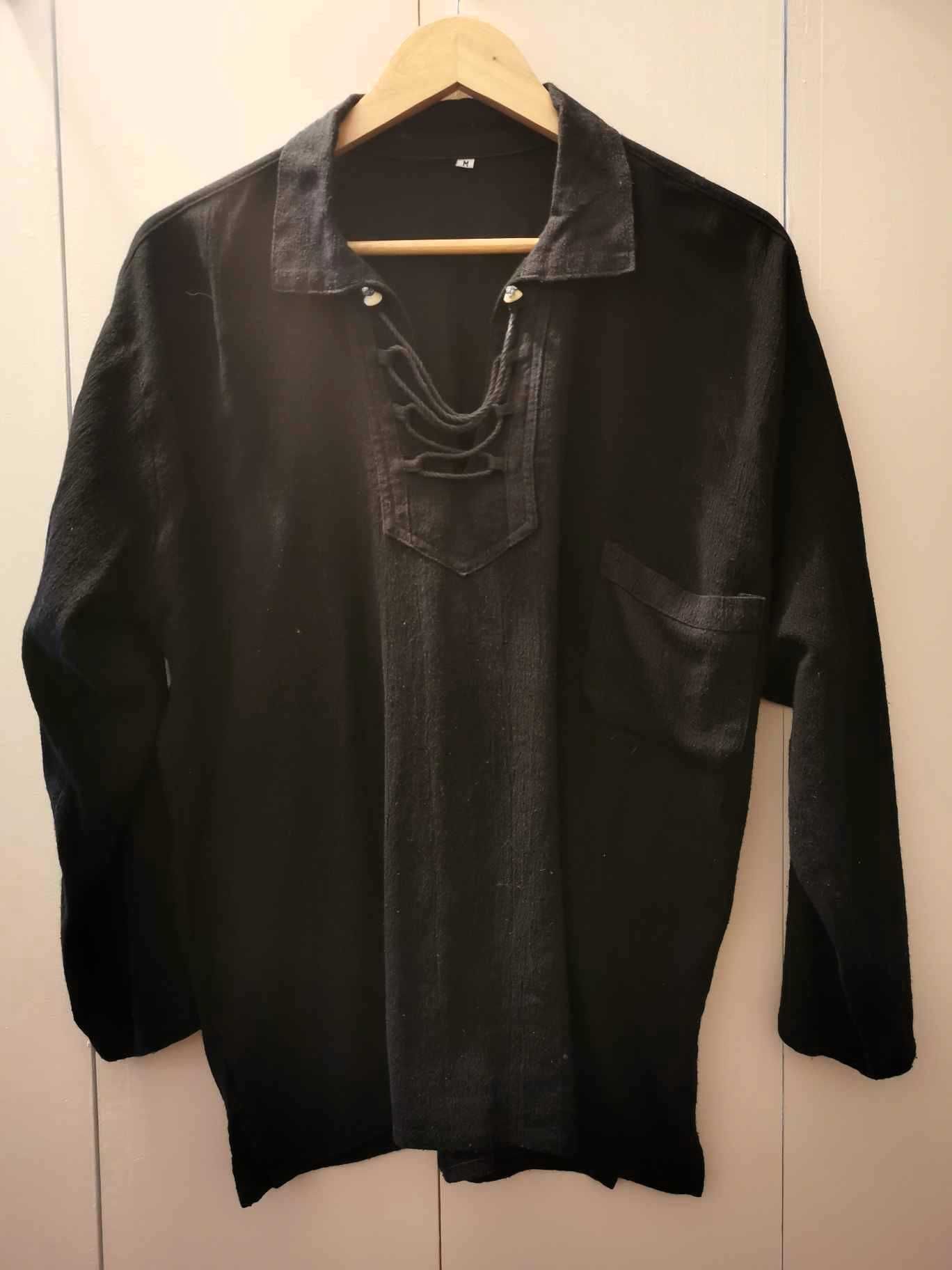 Camisa preta com atilhos