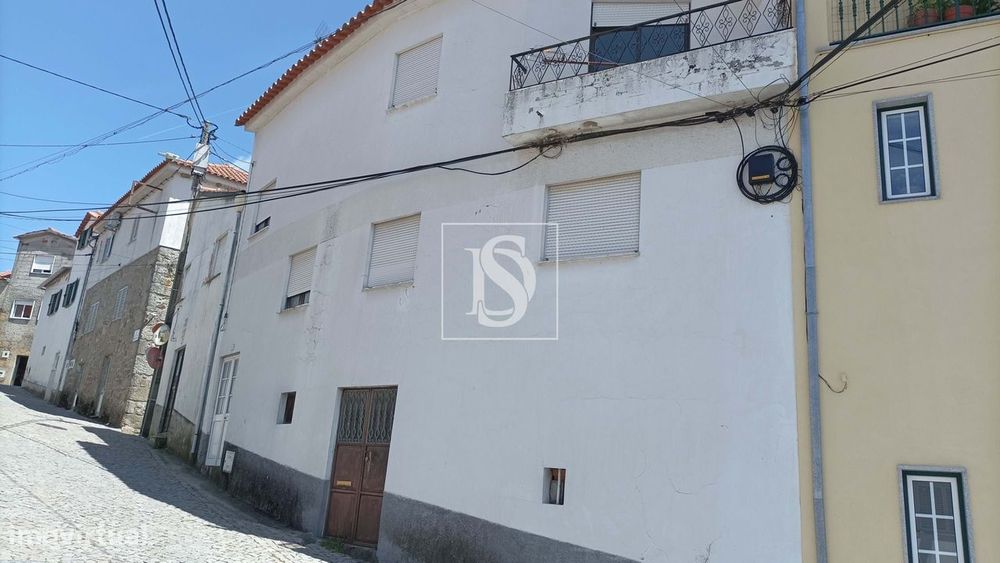 Edificio De R/C, 1º E 2º Andar Na Vila De Gonçalo, Guarda