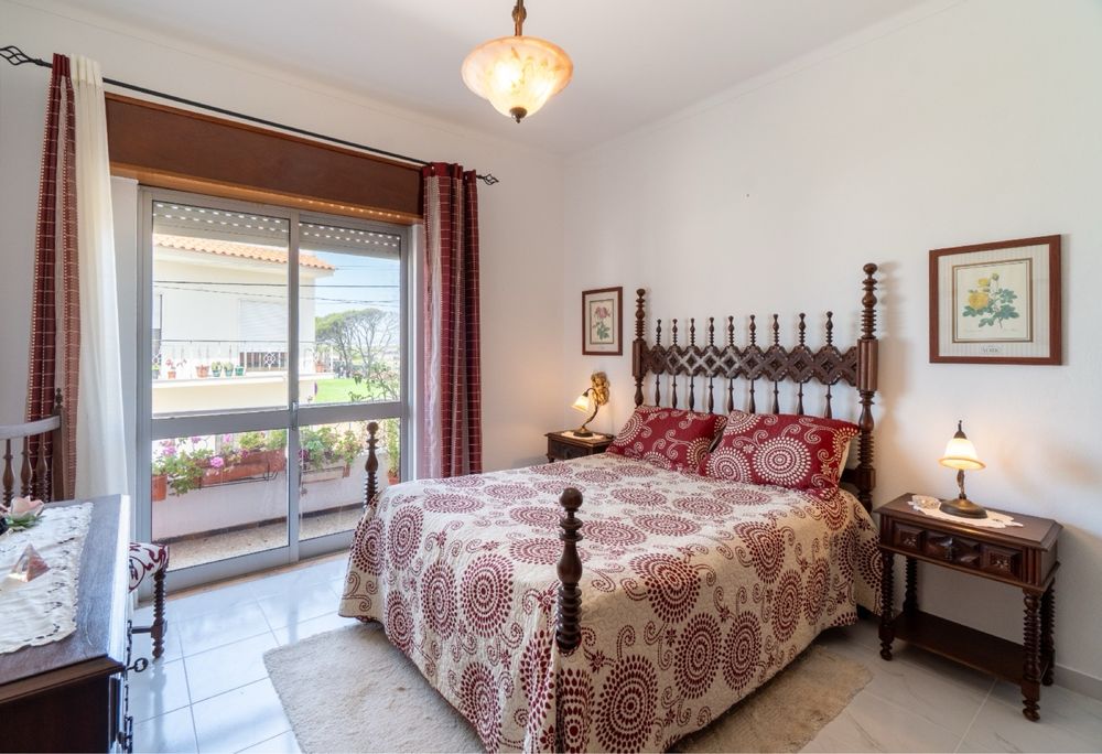 Quarto Casal completo ( cama,mesa de cabeceira,roupeito,comoda,cadeira