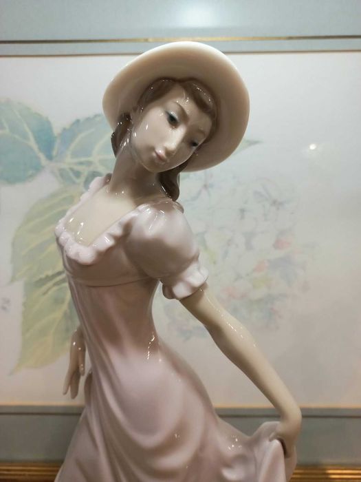Две фарфоровые статуэтки от NAO Lladro, высота 30 см.