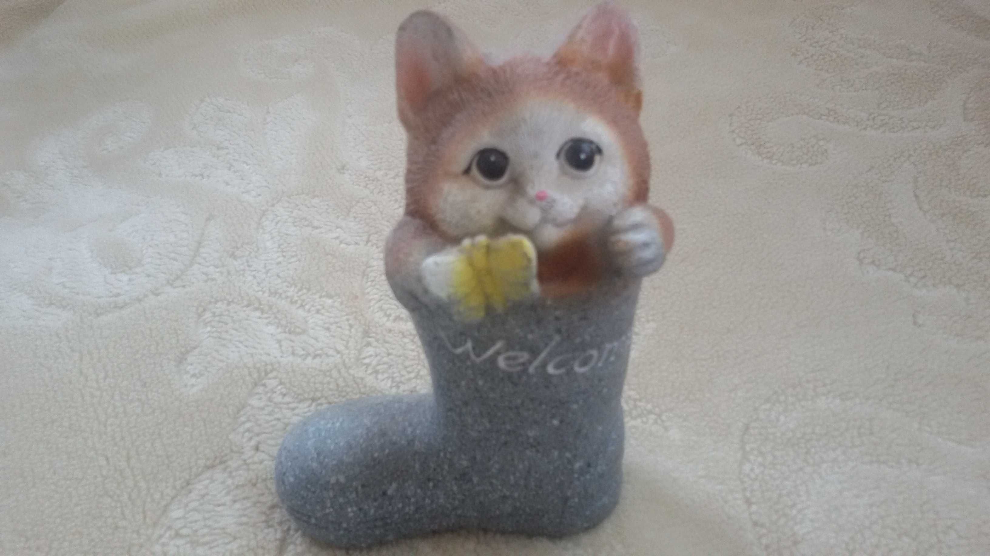 kot w bucie dekoracja na biurko