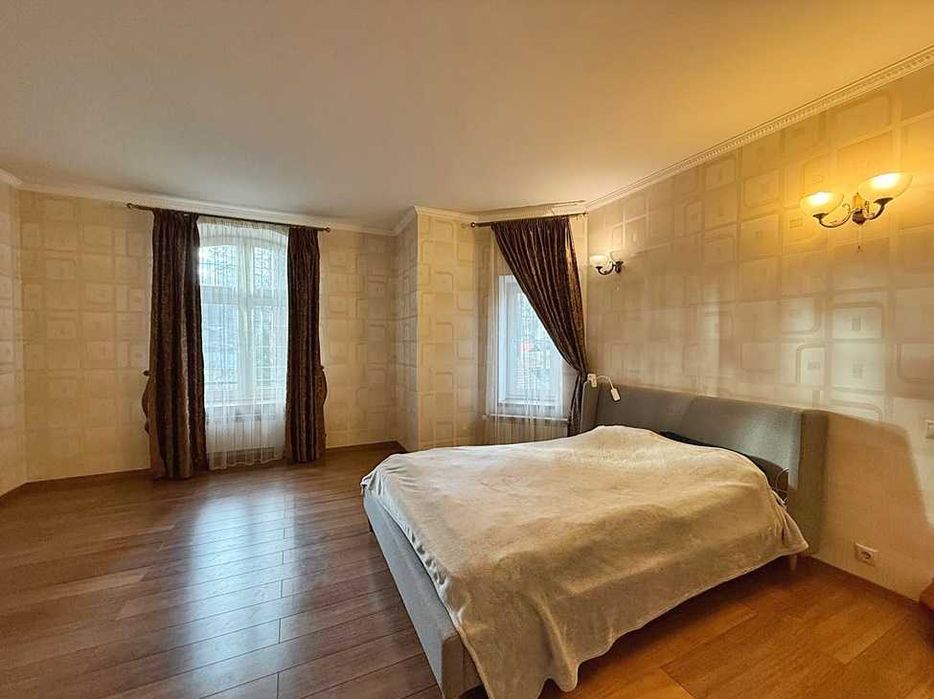 Будинок з ремонтом, гаражем, сауною та басейном. Центральний Парк.