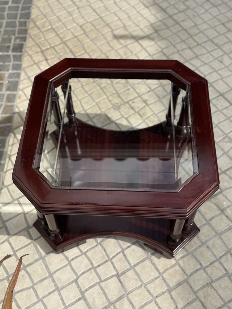 Mesa de centro em madeira com vidro