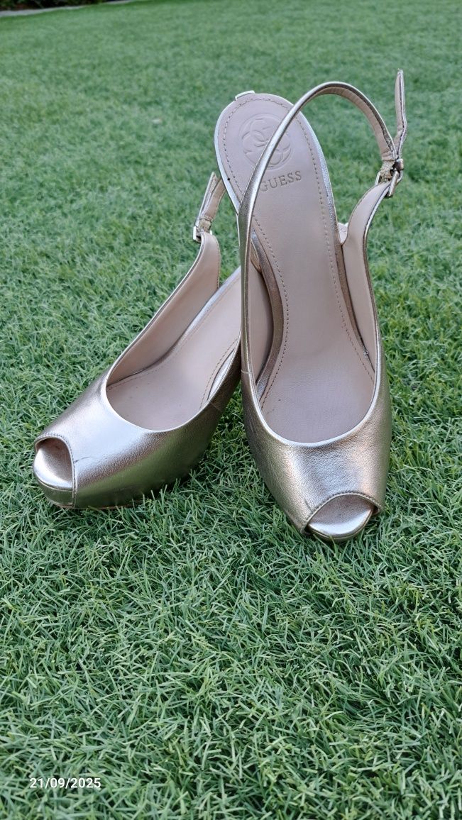 Sapato GUESS salto alto