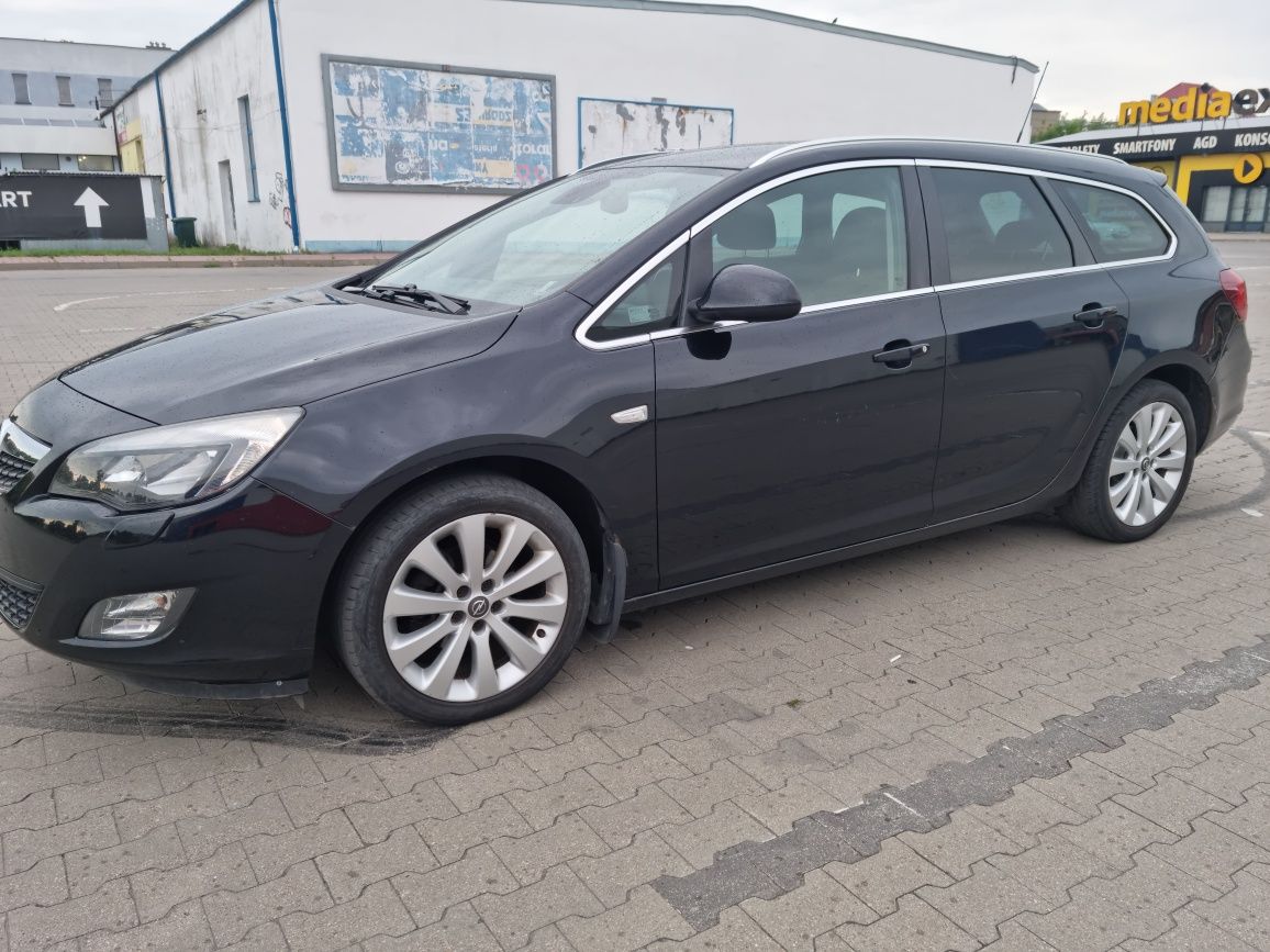 Opel Astra J Cosmo Sport Tourer 1.4 T 140 km bezwypadkowy serwisowany