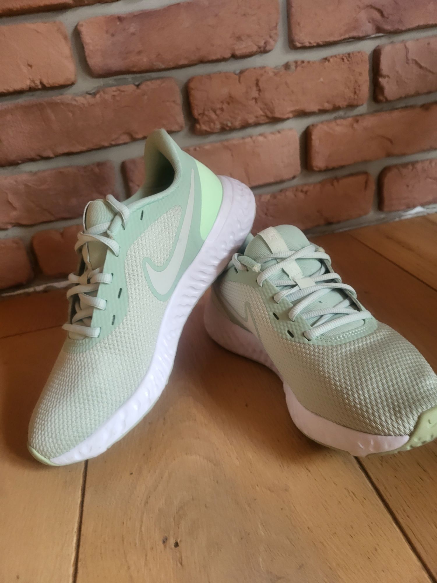 Nike Revolution 5  miętowo- białe 40