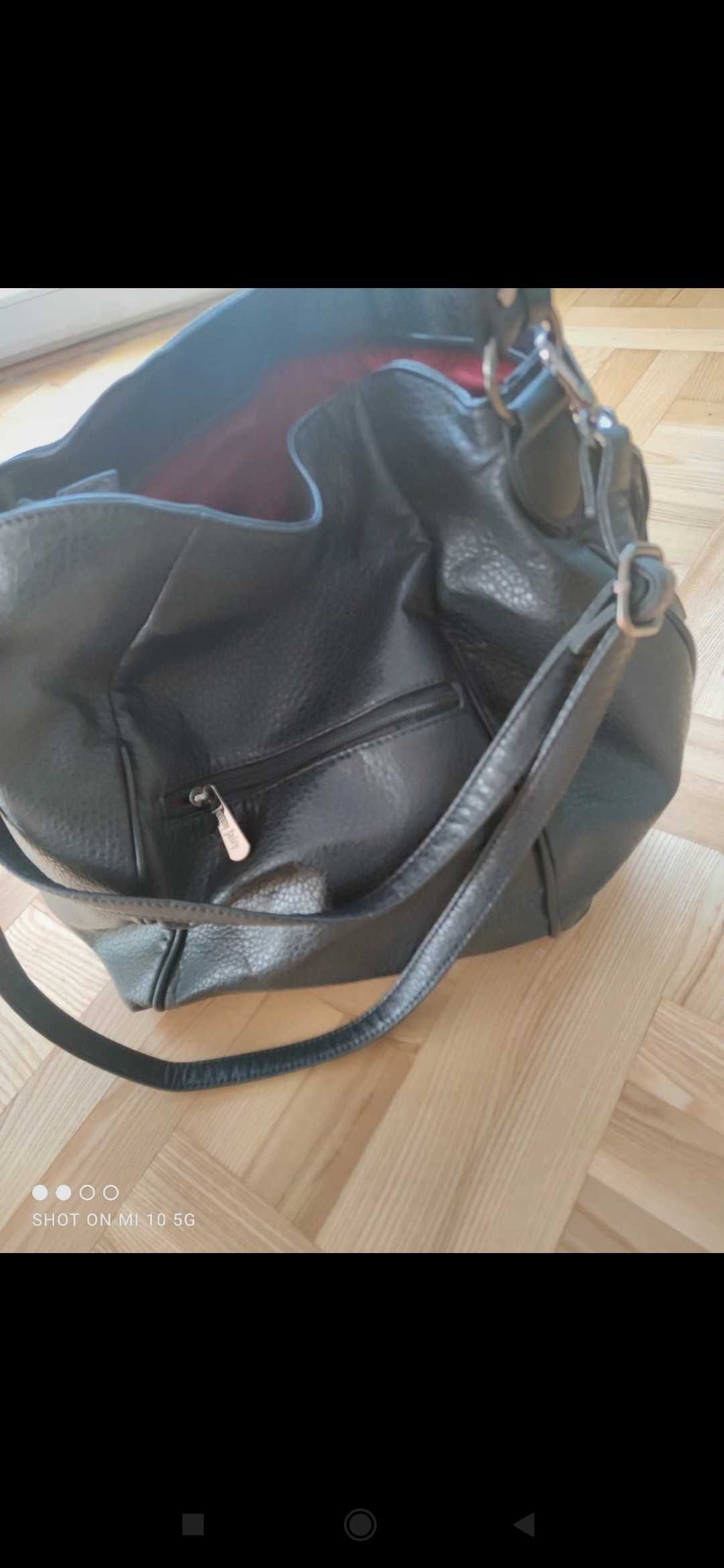 Czarna torba na ramie