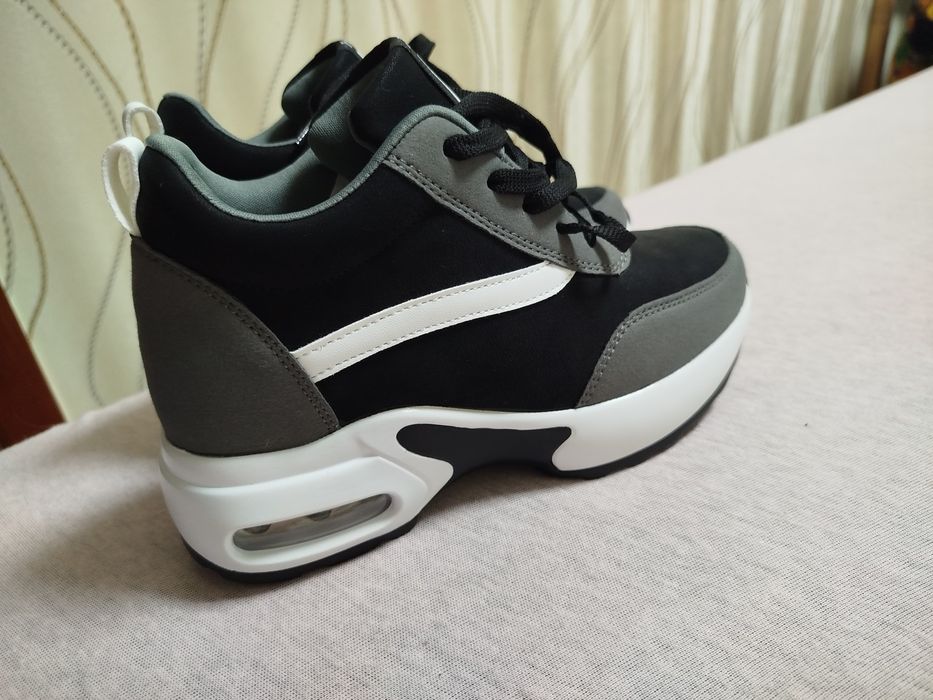 Женские кроссовки