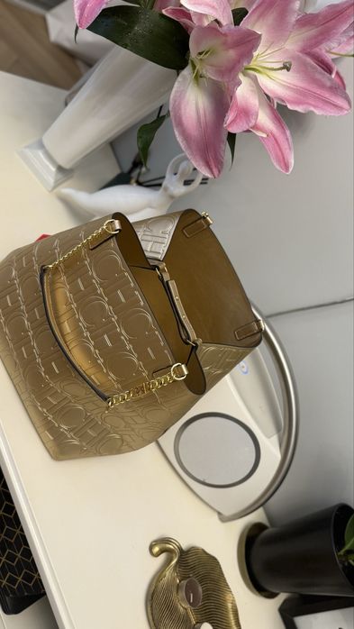 Nowa złota torebka na złotym łańcuszku mieści A4