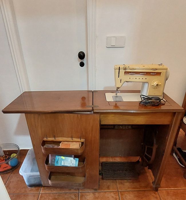 Máquina de costura e de bordar elétrica, Singer com móvel